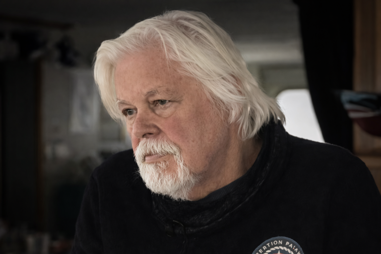 Ativista alvo de pedido de prisão internacional retorna ao Brasil com habeas corpus