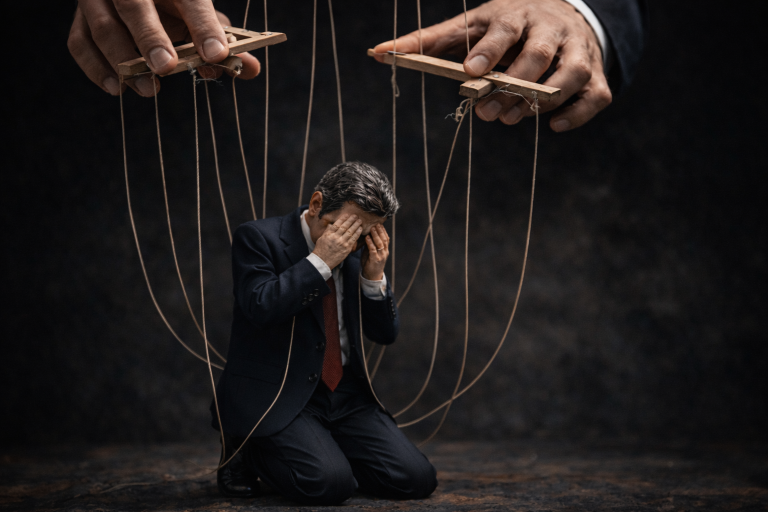 O preço do poder político e a perda da identidade no caminho até ele