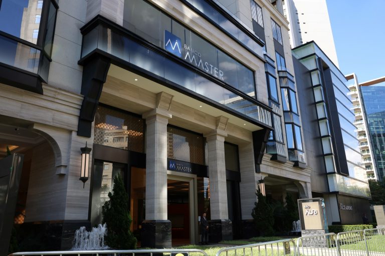 Investigações apontam que o Banco Master pagou R$ 4 milhões a ex-diretor do Banco Central