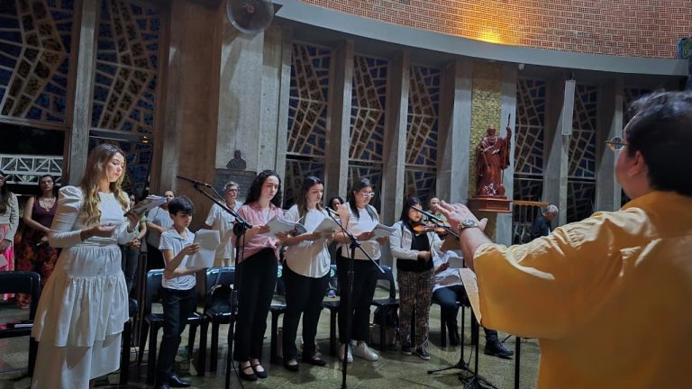 Fiéis celebram a ressurreição de Cristo em cerimônias ao redor do globo