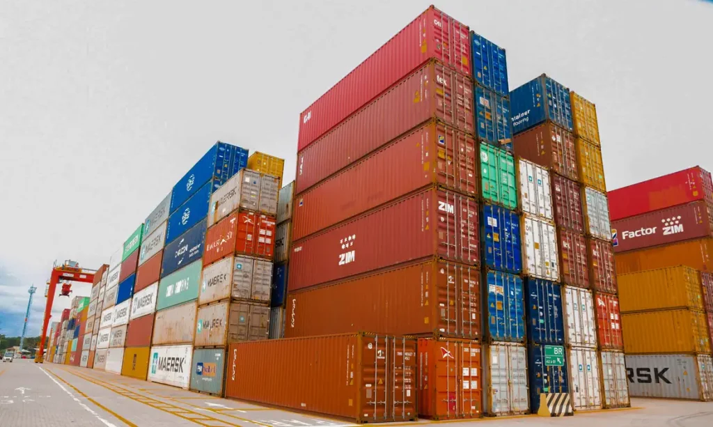 Governo projeta dívida bruta em 86% do PIB e superávit modesto para 2027, acendendo alerta sobre sustentabilidade fiscal