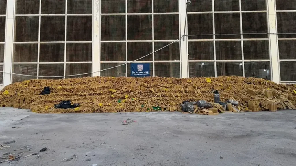 Polícia Militar apreende 48 toneladas de maconha no Complexo da Maré em operação histórica